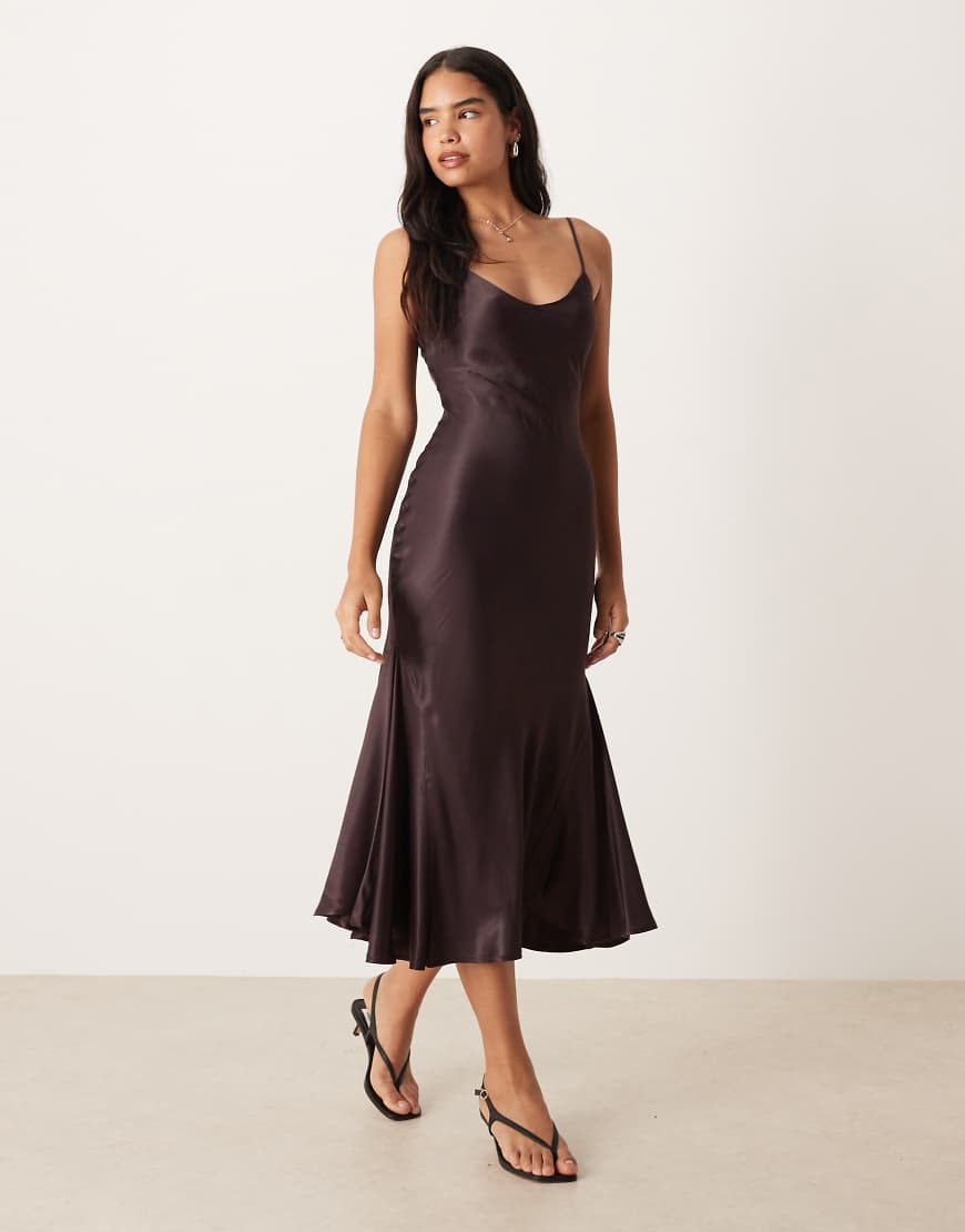 ASOS DESIGN - Midi-Trägerkleid aus Satin in Schokobraun mit V-Ausschnitt-Brown ASOS DESIGN - Midi-Trägerkleid aus Satin in Schokobraun mit V-Ausschnitt-Brown von ASOS DESIGN