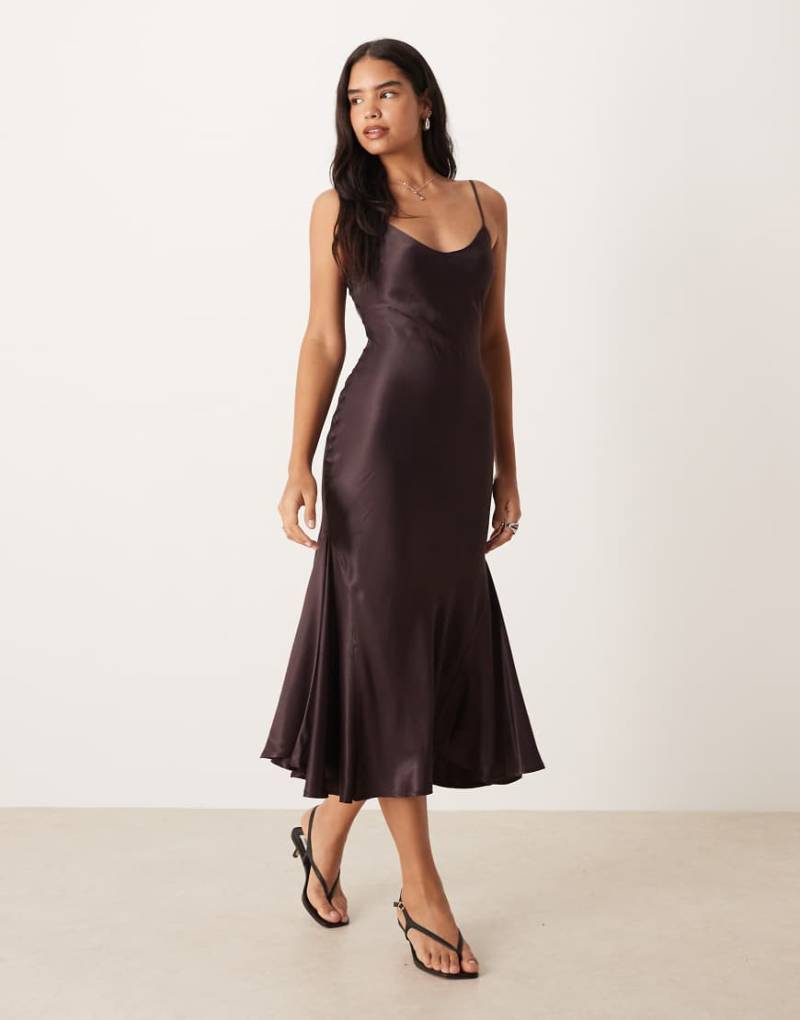 ASOS DESIGN - Midi-Trägerkleid aus Satin in Schokobraun mit V-Ausschnitt-Brown von ASOS DESIGN