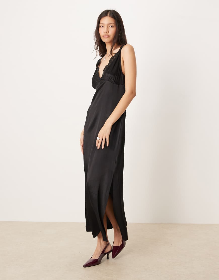 ASOS DESIGN - Midi-Trägerkleid aus Satin in Schwarz mit V-Ausschnitt und Spitzendetail von ASOS DESIGN