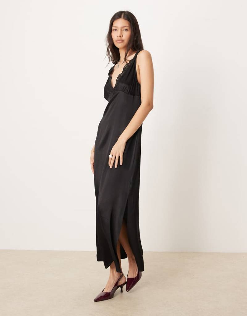 ASOS DESIGN - Midi-Trägerkleid aus Satin in Schwarz mit V-Ausschnitt und Spitzendetail von ASOS DESIGN
