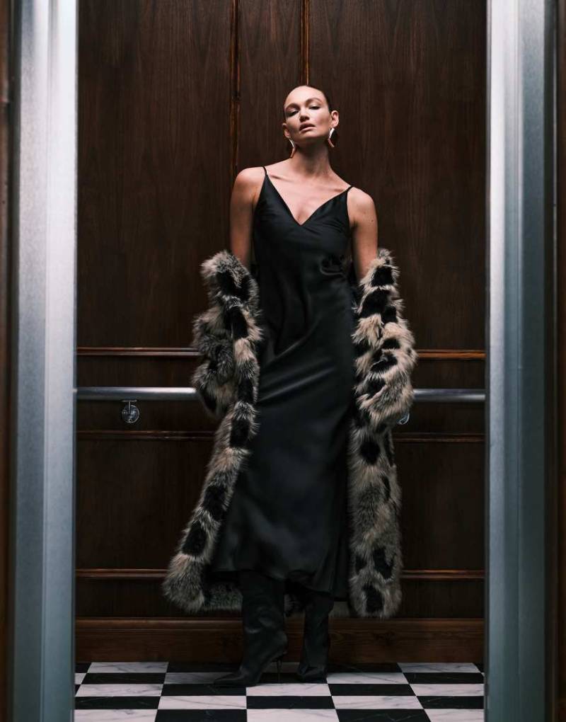 ASOS DESIGN - Midi-Trägerkleid aus Satin in Schwarz mit V-Ausschnitt von ASOS DESIGN