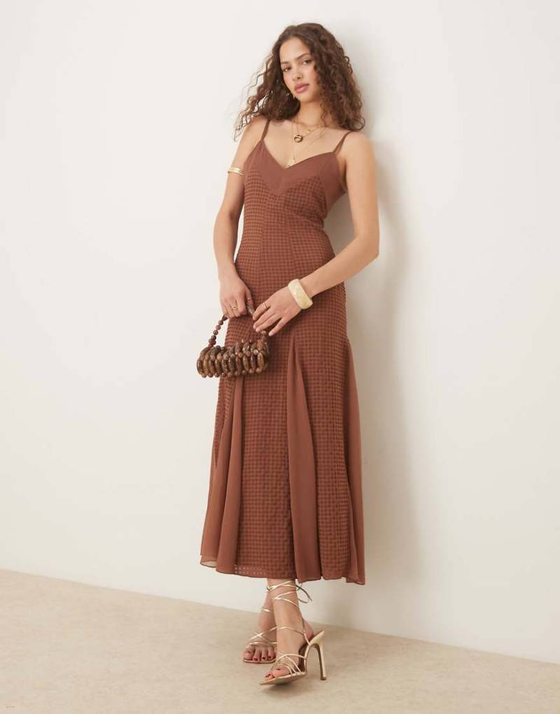 ASOS DESIGN - Midi-Trägerkleid in strukturiertem Schokobraun mit Ziernaht und Godets von ASOS DESIGN