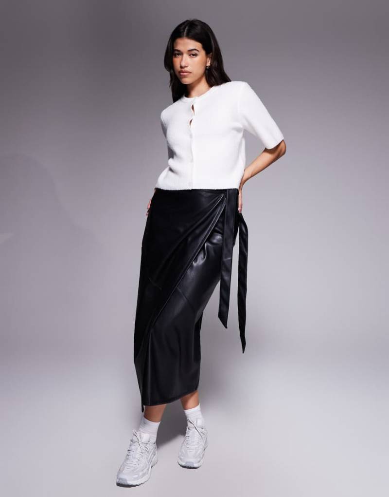 ASOS DESIGN - Midi-Wickelrock aus Kunstleder in Schwarz von ASOS DESIGN