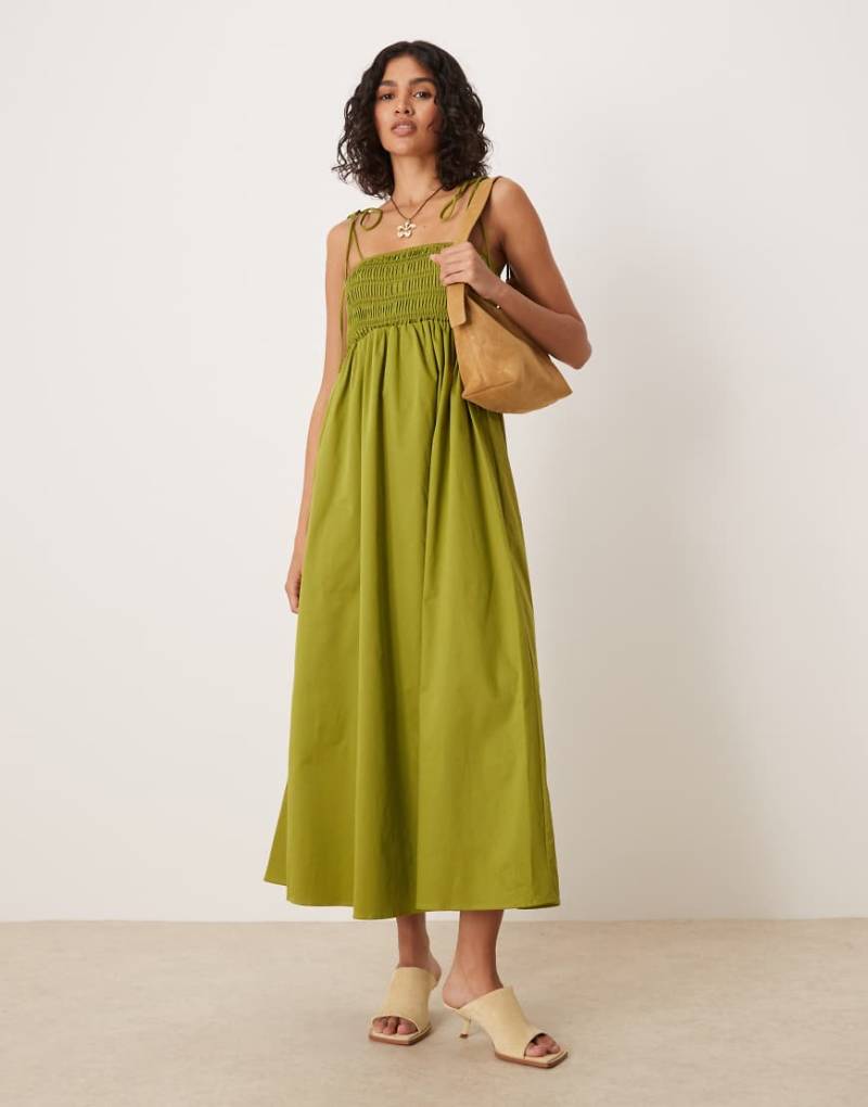 ASOS DESIGN - Midikleid aus Baumwollpopeline in Khaki mit gesmoktem Bustier-Grün von ASOS DESIGN