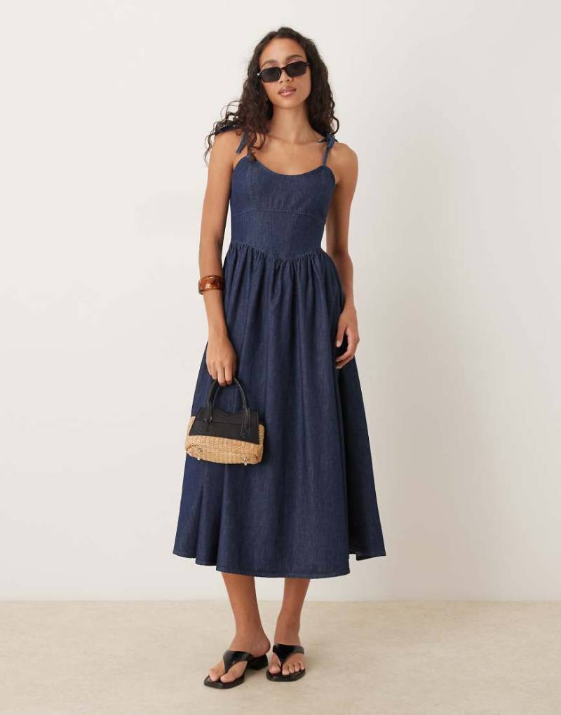 ASOS DESIGN - Midi-Jeanskleid im Ballerina-Design in Indigoblau ASOS DESIGN - Midi-Jeanskleid im Ballerina-Design in Indigoblau von ASOS DESIGN