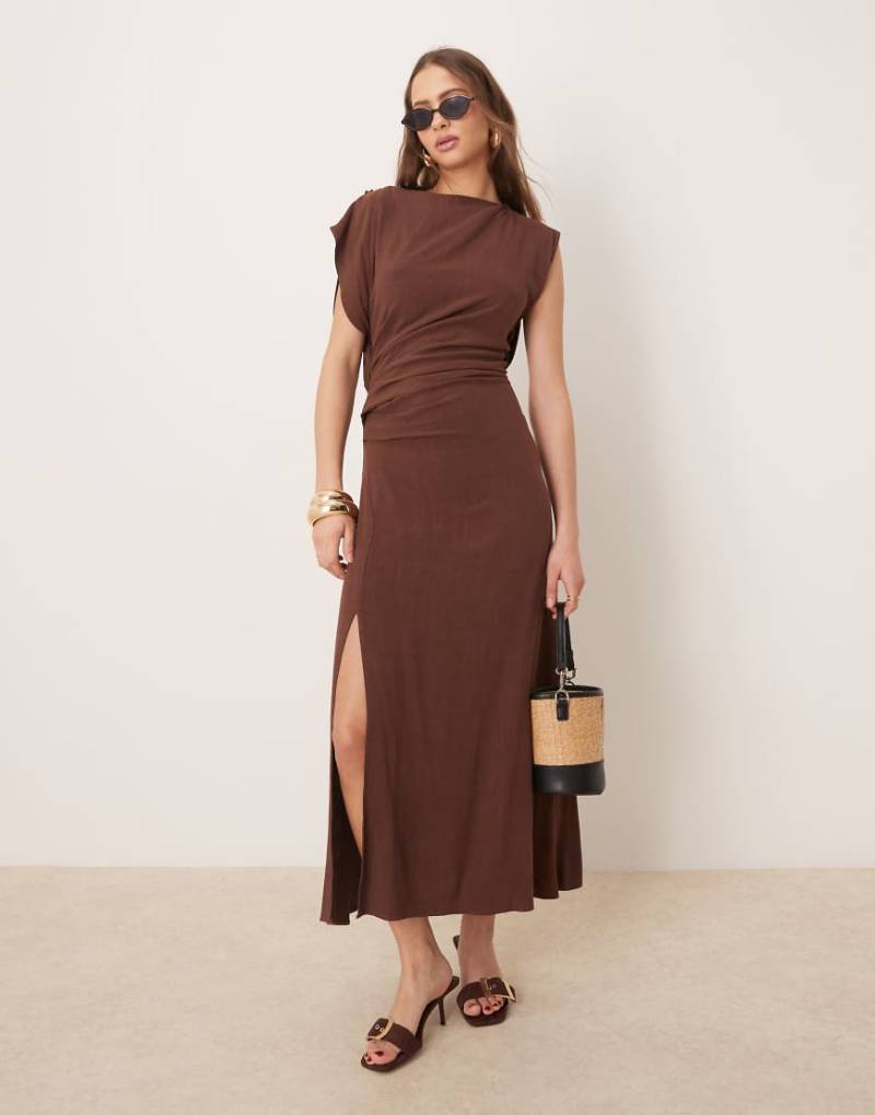 ASOS DESIGN - Midikleid aus Leinen in Schokobraun mit Rückenausschnitt und drapierter Taille von ASOS DESIGN