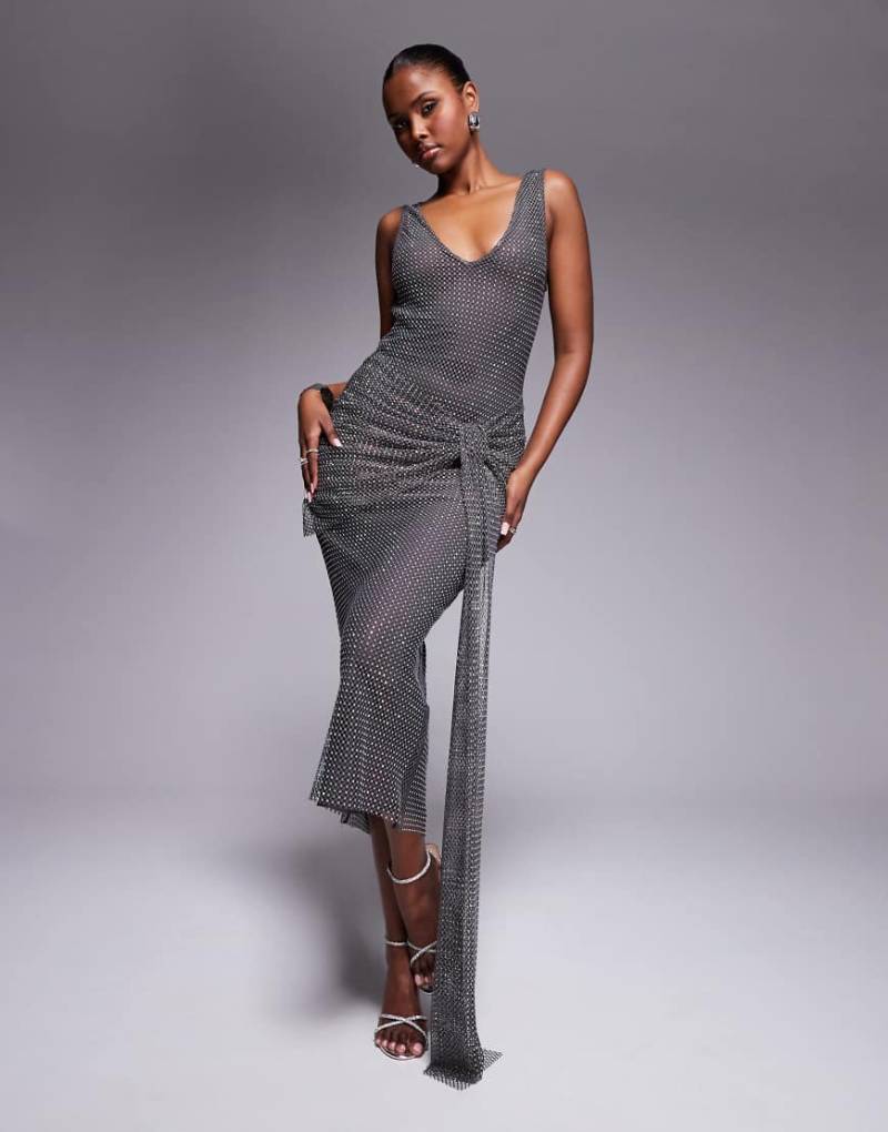 ASOS DESIGN - Midikleid aus Netzstoff in Anthrazit mit U-Ausschnitt, Strassverzierung und Schleppendetail-Grau von ASOS DESIGN
