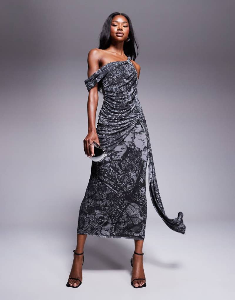 ASOS DESIGN - Midikleid aus Netzstoff mit asymmetrischem Off-Shoulder-Design, geraffter, drapierter Schärpe und abstraktem Blumenmuster-Bunt von ASOS DESIGN