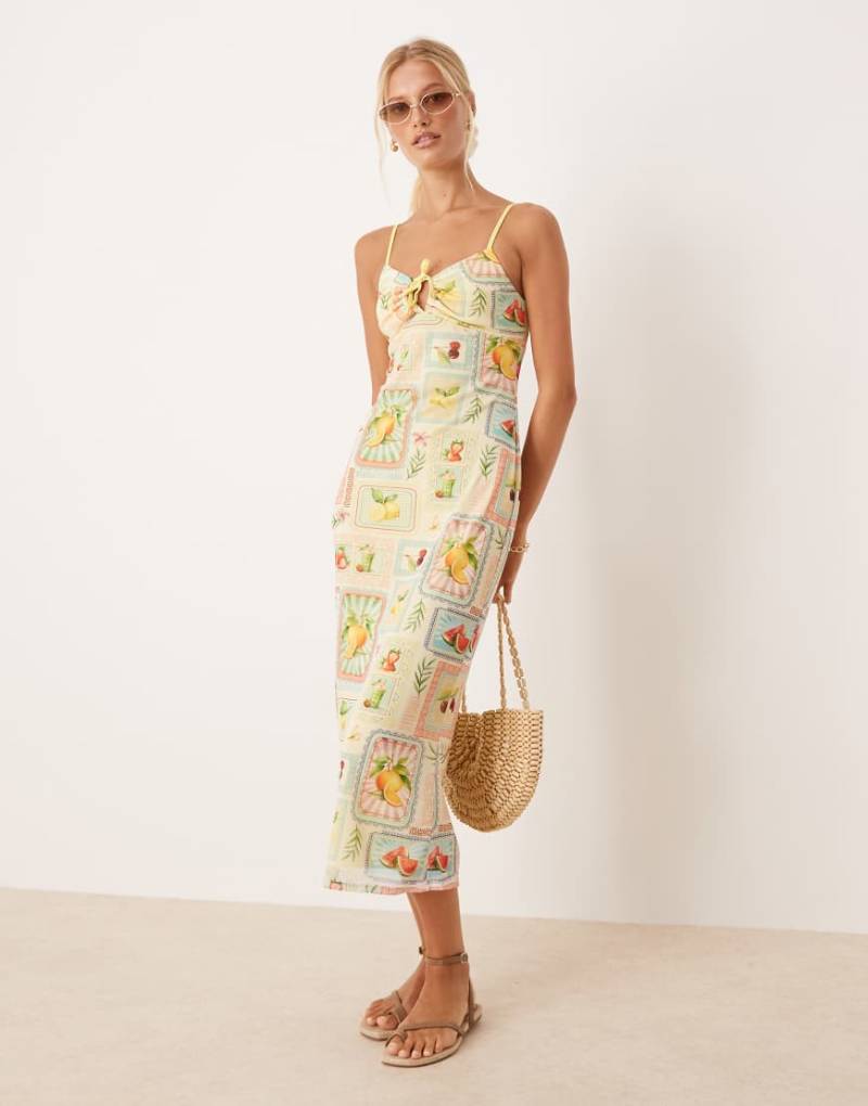 ASOS DESIGN - Midikleid aus Netzstoff mit schmalen Trägern, Tunnelzug-Dekolleté und Obstmuster-Bunt von ASOS DESIGN
