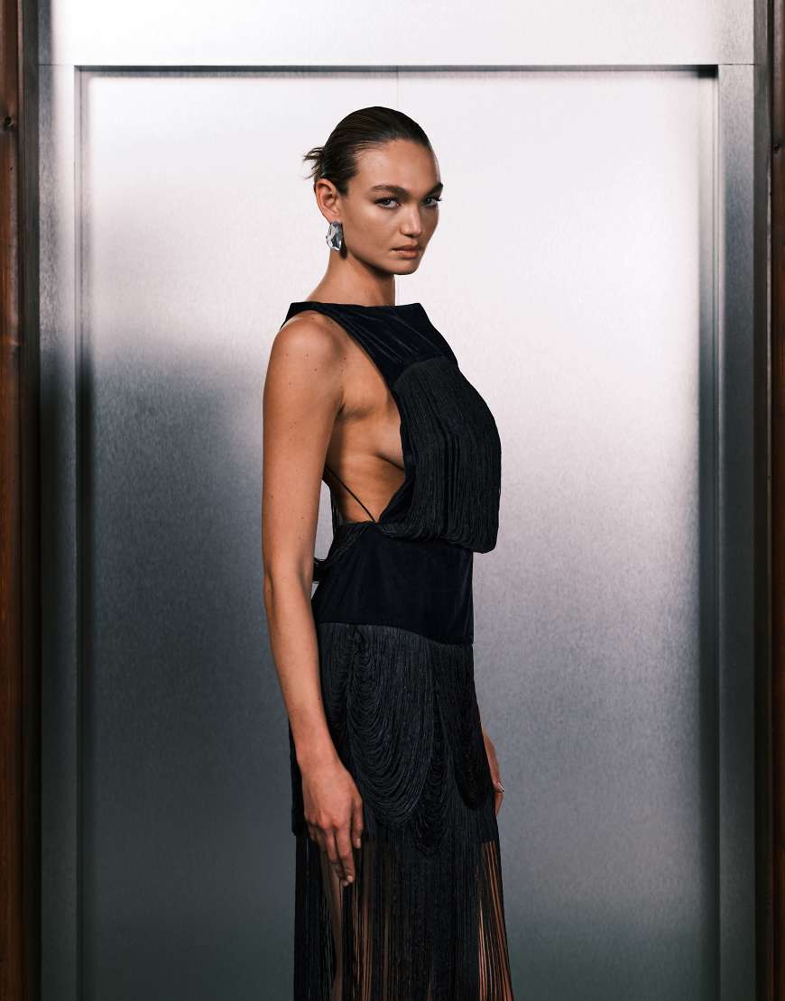 ASOS DESIGN - Midikleid aus Samt in dunklem Marineblau mit Rückenausschnitt und Fransen von ASOS DESIGN