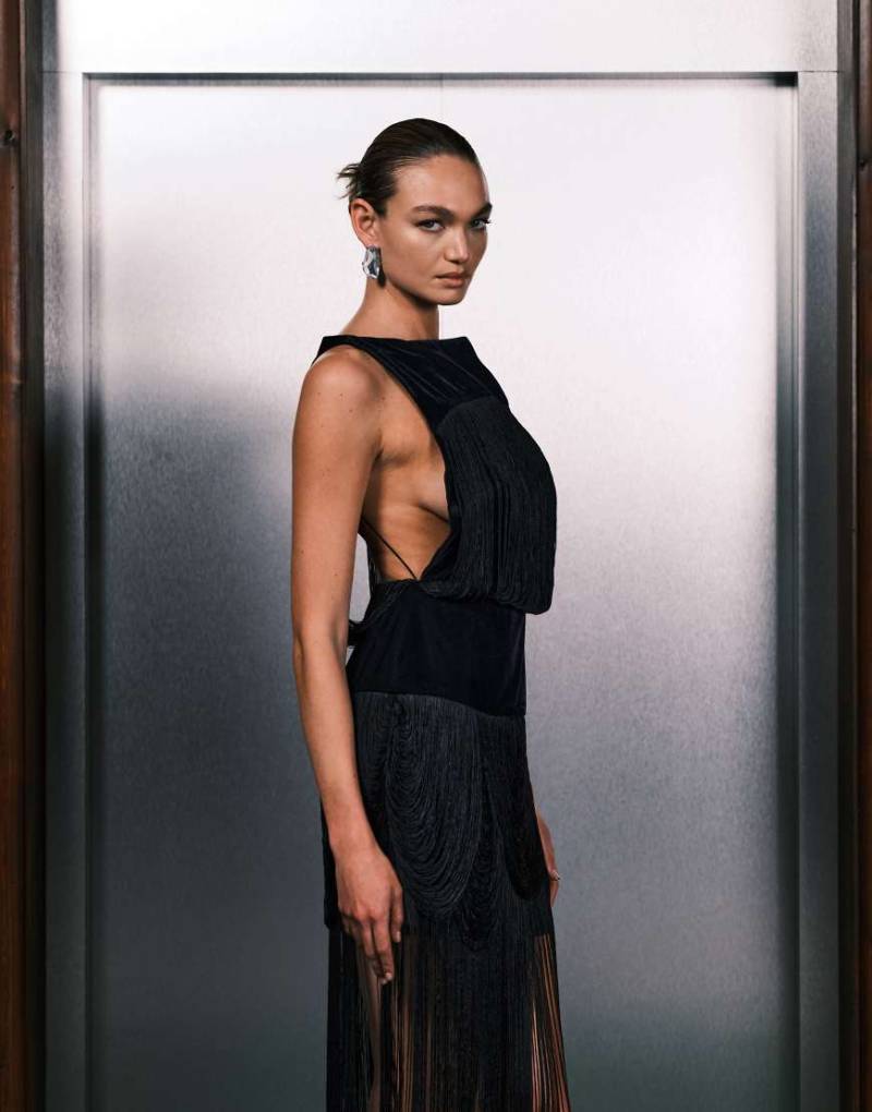 ASOS DESIGN - Midikleid aus Samt in dunklem Marineblau mit Rückenausschnitt und Fransen von ASOS DESIGN