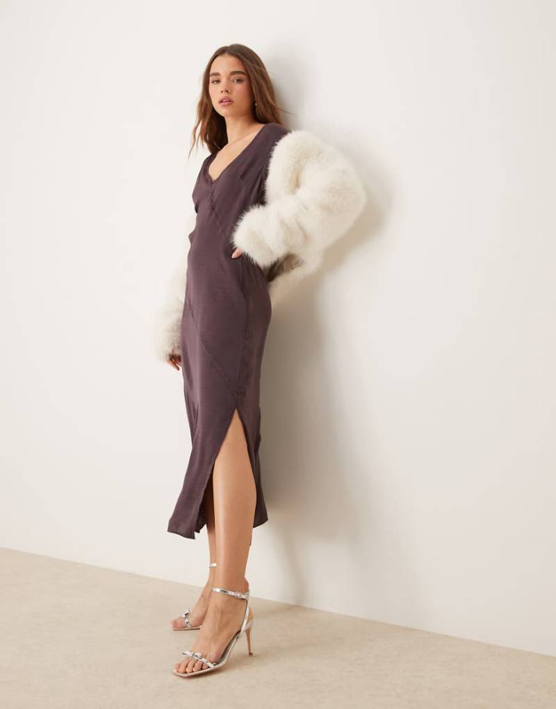 ASOS DESIGN - Midikleid aus Satin in Malve mit V-Ausschnitt und unversäuberten Nähten-Lila von ASOS DESIGN