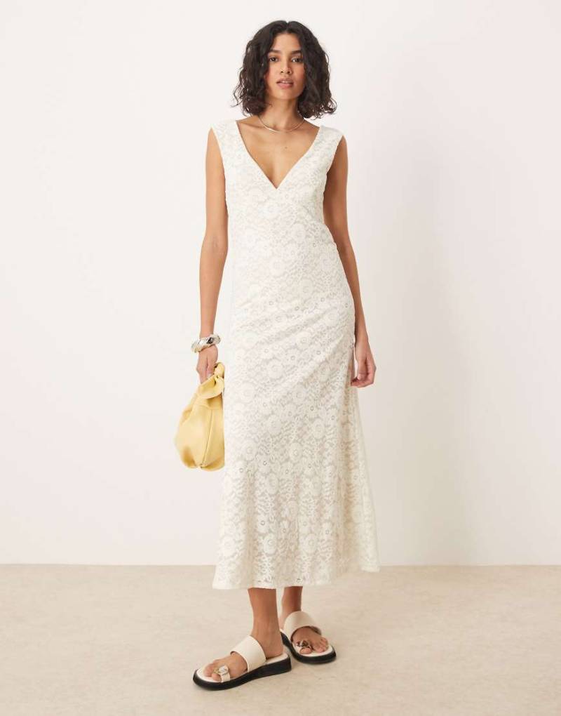 ASOS DESIGN ‑ Midikleid aus Spitze in Weiß mit V-Ausschnitt und Rüschensaum von ASOS DESIGN