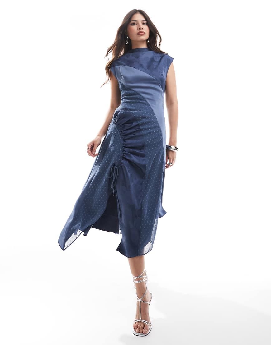 ASOS DESIGN - Midikleid aus gespleißtem Jacquard- und Noppenstoff in Blau mit geraffter Seite ASOS DESIGN - Midikleid aus gespleißtem Jacquard- und Noppenstoff in Blau mit geraffter Seite von ASOS DESIGN