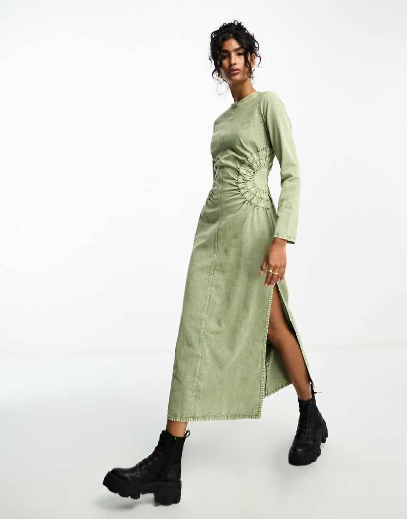 ASOS DESIGN - Midikleid aus gewaschenem Twill in grüner Acid-Waschung mit kreisförmigem Seiten-Detail von ASOS DESIGN