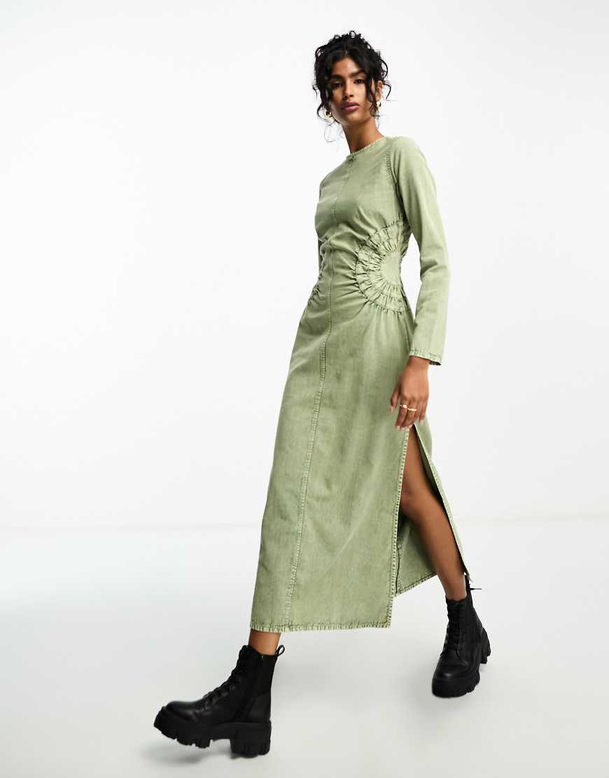 ASOS DESIGN - Midikleid aus gewaschenem Twill in grüner Acid-Waschung mit kreisförmigem Seiten-Detail von ASOS DESIGN