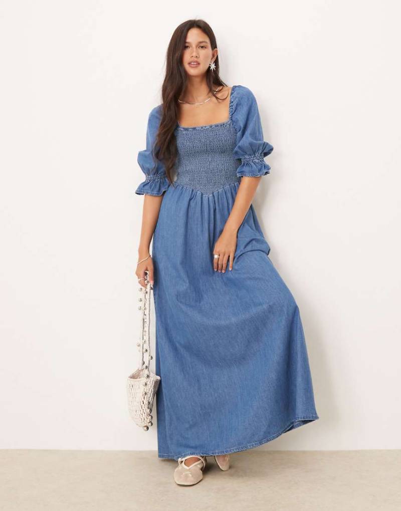 ASOS DESIGN - Midikleid aus weichem Denim in hellblauer Waschung mit Puffärmeln und gesmokten Details von ASOS DESIGN