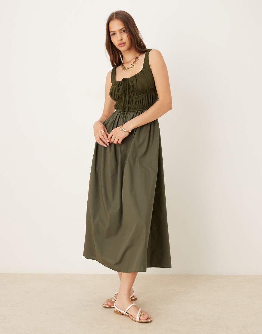 ASOS DESIGN - Sommerliches Midikleid aus Baumwollmix in Khaki mit gesmokter Brustpartie-Grün von ASOS DESIGN