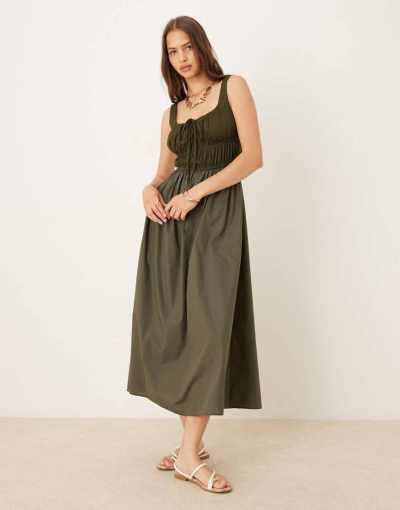 ASOS DESIGN - Sommerliches Midikleid aus Baumwollmix in Khaki mit gesmokter Brustpartie-Grün von ASOS DESIGN