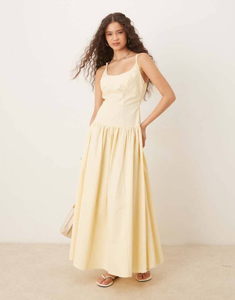 ASOS DESIGN - Premium - Midikleid in Buttermilchgelb mit schmalen Trägern, Ziernaht und tiefer Taille von ASOS DESIGN