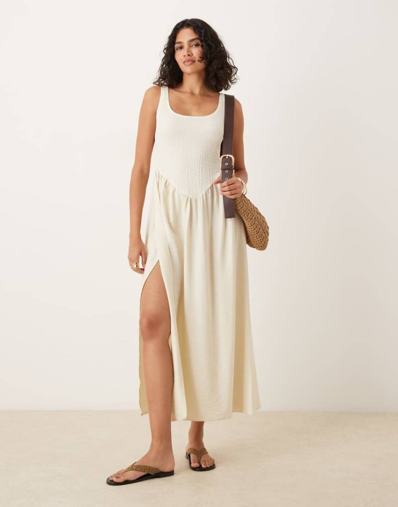 ASOS DESIGN - Strukturiertes Midikleid in Creme mit Oberteil mit Knitterstruktur und tiefem Ausschnitt-Weiß von ASOS DESIGN