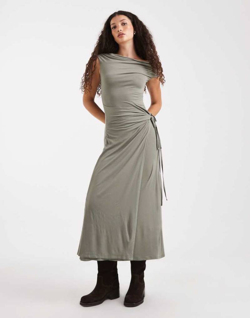 ASOS DESIGN - Midikleid in Khaki mit abfallender Schulterpartie und Wickeldetail an der Taille-Grün von ASOS DESIGN