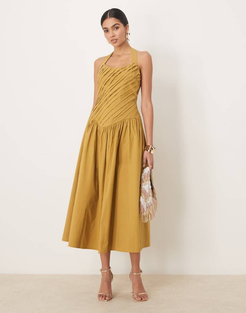 ASOS DESIGN - Midikleid in Kurkumagelb mit Neckholder, asymmetrischen Plisseefalten am Oberteil und tiefer Taille von ASOS DESIGN