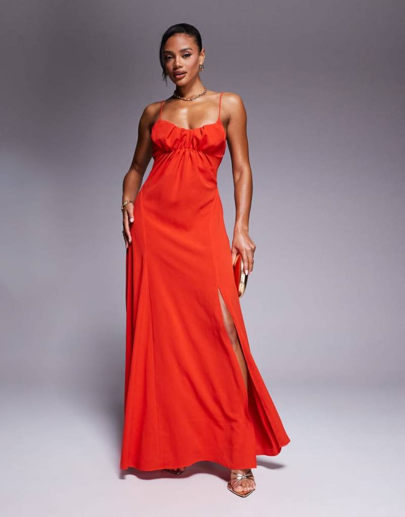 ASOS DESIGN - Midikleid in Rot mit überkreuzten Riemchen-Rückenträgern und geraffter Brustpartie von ASOS DESIGN