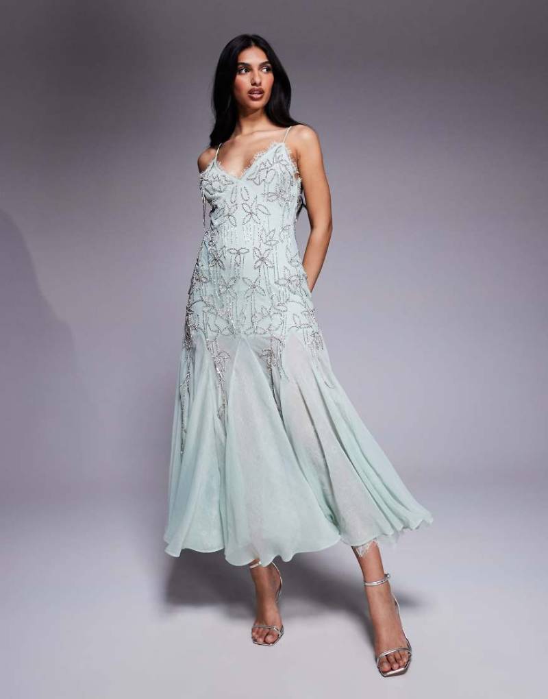 ASOS DESIGN - Midikleid in Salbeigrün mit Strassperlen, Spitzenborte und Godet-Saum von ASOS DESIGN