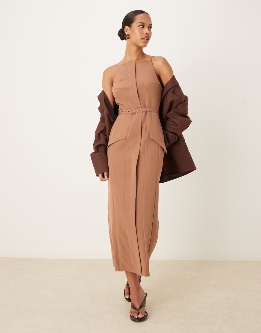 ASOS DESIGN - Midikleid in Taupe mit Schlitzausschnitt, Gürtel und Taschen-Neutral von ASOS DESIGN