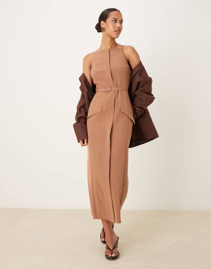 ASOS DESIGN - Midikleid in Taupe mit Schlitzausschnitt, Gürtel und Taschen-Neutral von ASOS DESIGN