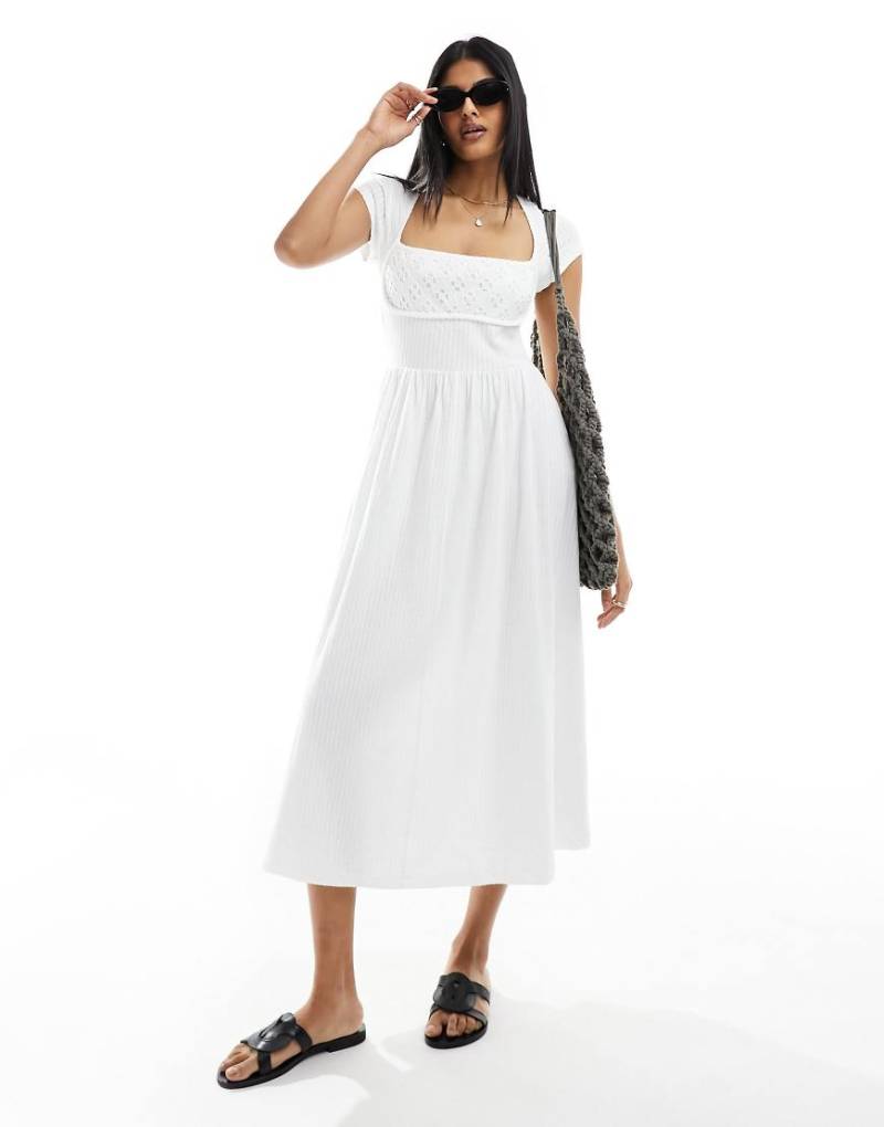 ASOS DESIGN - Midikleid in Weiß mit eckigem Ausschnitt, gesmoktem Oberteil und Brustpartie mit Lochstickerei von ASOS DESIGN