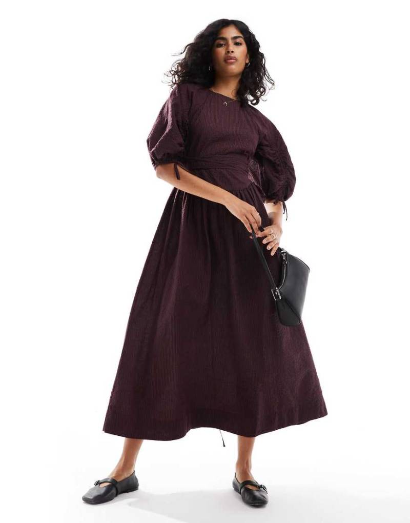 ASOS DESIGN - Midikleid in kariertem Burgunderrot mit Bindeband in der Taille-Bunt von ASOS DESIGN