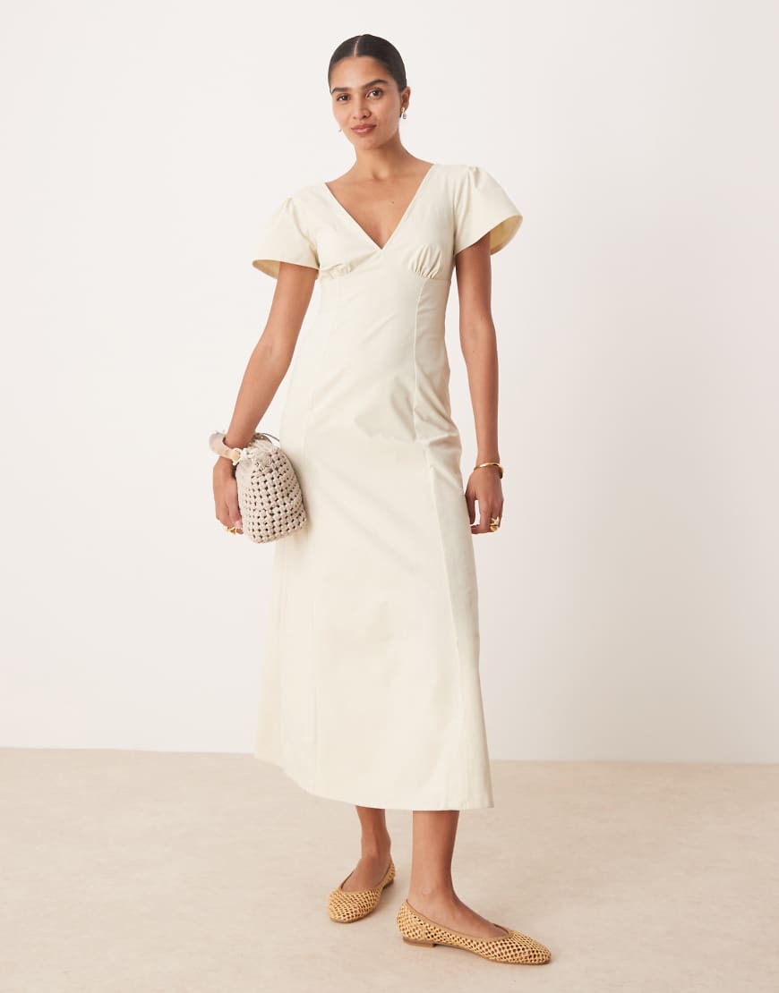 ASOS DESIGN - Midikleid in neutraler Farbe mit Rückenausschnitt und Flatterärmeln von ASOS DESIGN
