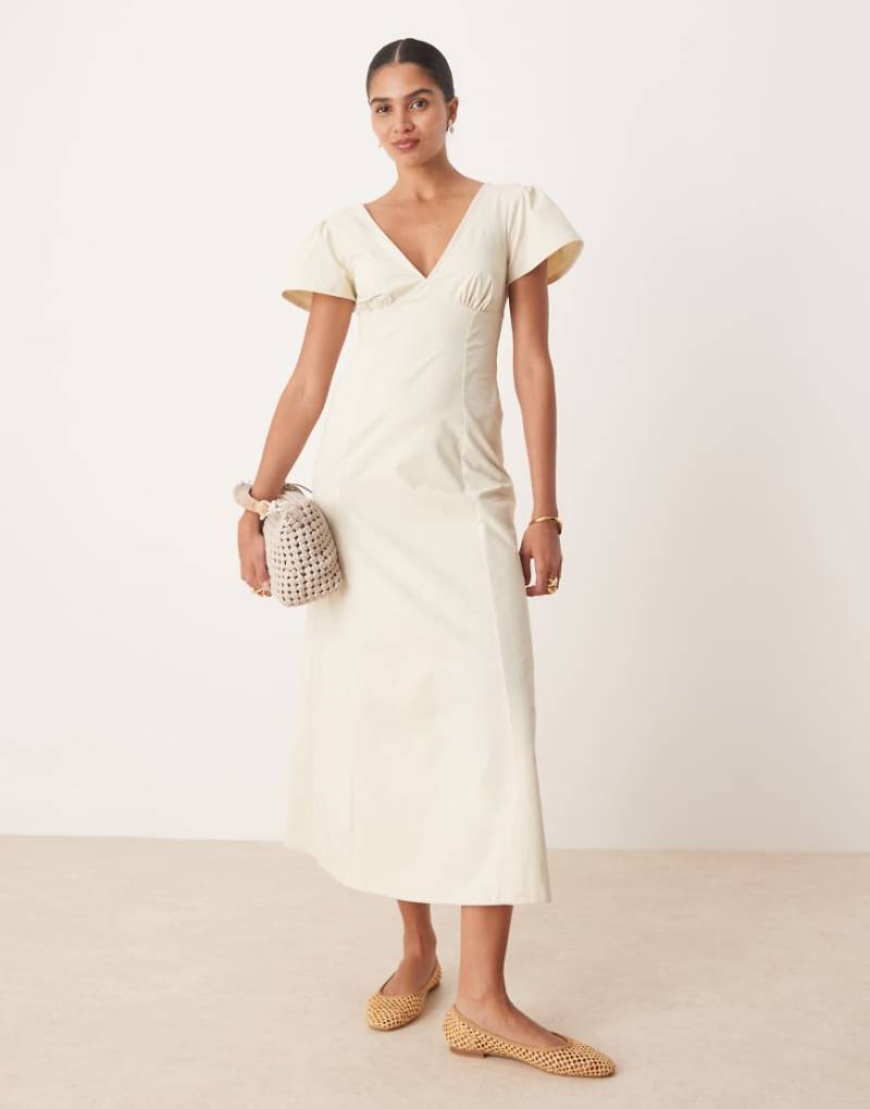 ASOS DESIGN - Midikleid in neutraler Farbe mit Rückenausschnitt und Flatterärmeln von ASOS DESIGN