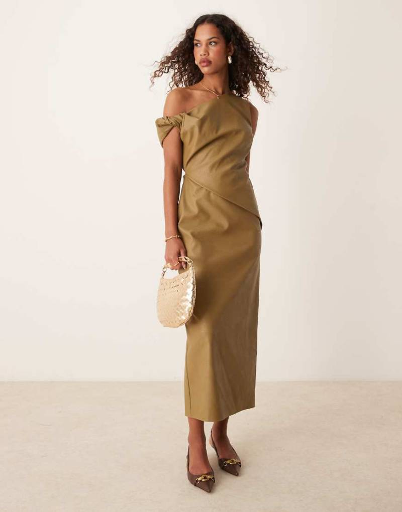 ASOS DESIGN - Midikleid in olivfarbener Lederoptik mit fallender Schulterpartie und Faltendetails in der Taille-Grün von ASOS DESIGN