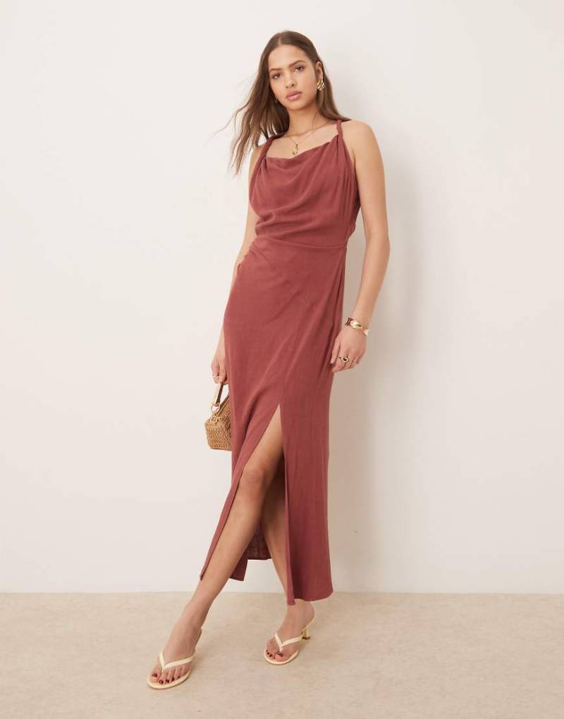 ASOS DESIGN - Midikleid mit Leinen, verdrehten Details an der Schulterpartie und Raffung in Apfelbutter-Rot von ASOS DESIGN