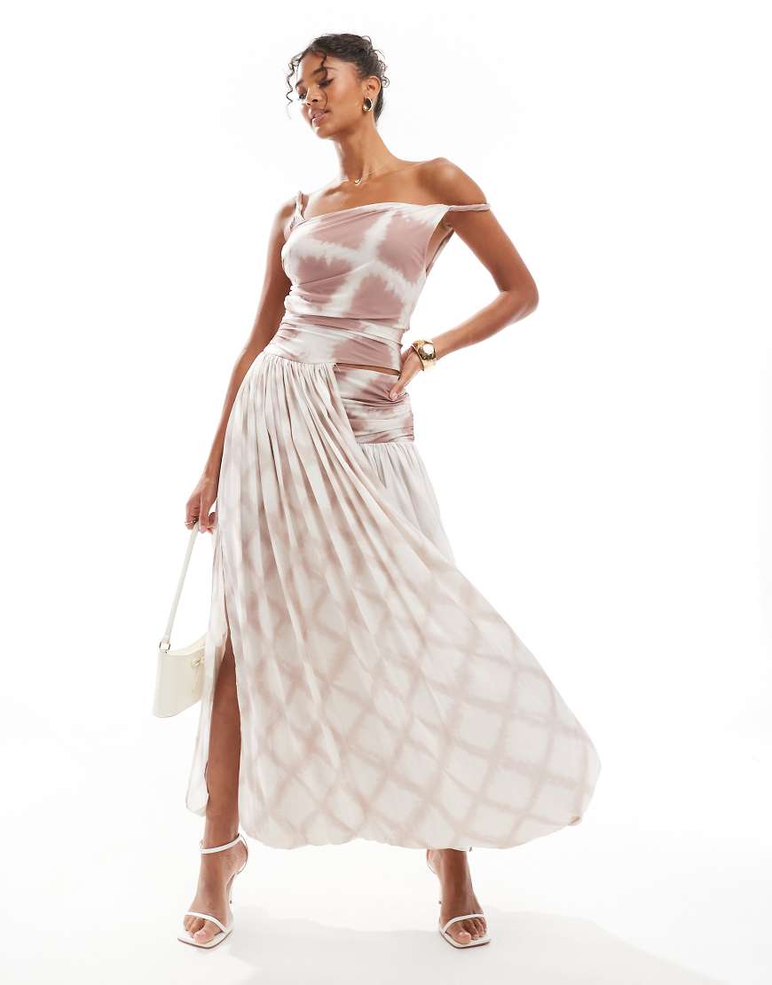 ASOS DESIGN - Midikleid mit verdrehtem Detail, braunem Batikmuster und hochgeschlagenem Rock-Bunt von ASOS DESIGN