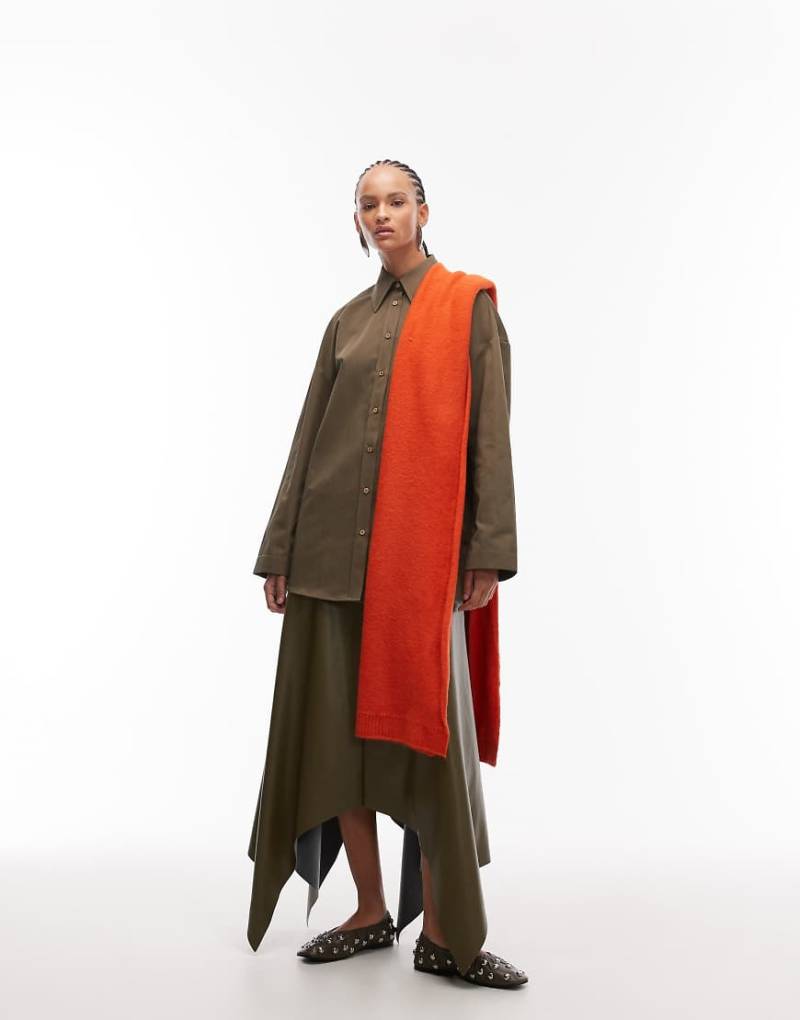 ASOS DESIGN - Midirock aus Kunstleder in Olivgrün mit asymmetrischem Zipfelsaum und mittelhohem Bund von ASOS DESIGN