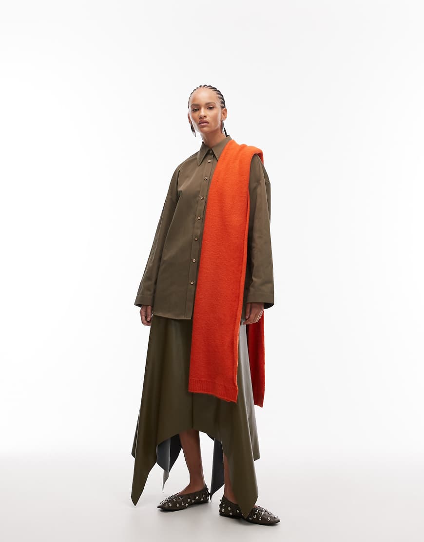 ASOS DESIGN - Midirock aus Kunstleder in Olivgrün mit asymmetrischem Zipfelsaum und mittelhohem Bund von ASOS DESIGN