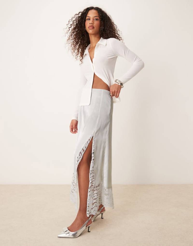 ASOS DESIGN - Midirock aus Satin und Spitze in Silber mit Zipfelsaum von ASOS DESIGN