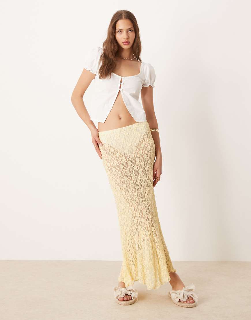 ASOS DESIGN - Midirock aus Spitze in Buttermilchgelb mit Godet-Saum von ASOS DESIGN