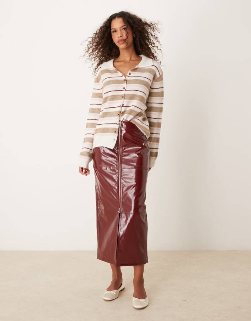ASOS DESIGN - Midirock aus hochglänzendem Lederimitat in Weinrot mit Reißverschluss vorne-Lila von ASOS DESIGN