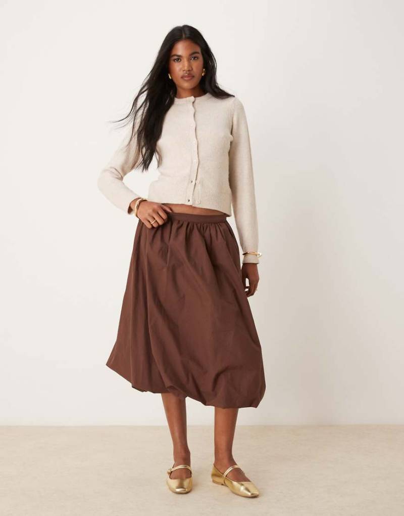 ASOS DESIGN - Midirock in Braun mit Ballonsaum von ASOS DESIGN