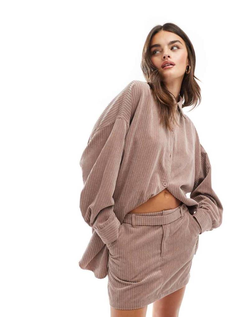 ASOS DESIGN - Mikro-Minirock aus Cord in Nerzbraun mit Gürtel, Kombiteil-Rosa von ASOS DESIGN