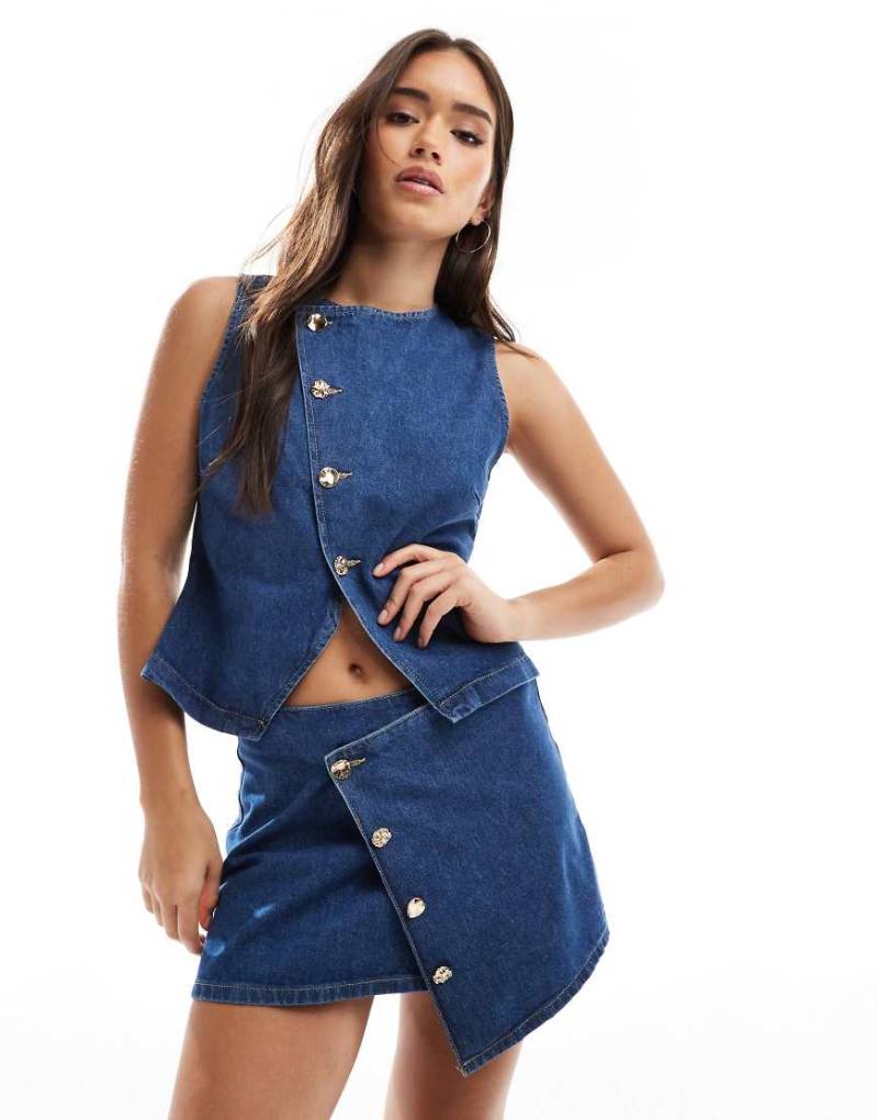 ASOS DESIGN - Mikro-Rock aus Denim in Mittelblau mit asymmetrischer Wickel-Vorderseite und goldenen Knöpfen, Kombiteil von ASOS DESIGN