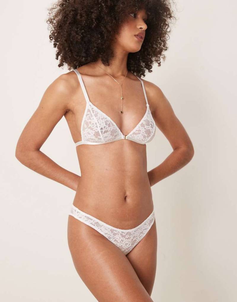ASOS DESIGN - Mila - Brazilian-Slip aus Spitze in Weiß mit hohem Beinausschnitt von ASOS DESIGN