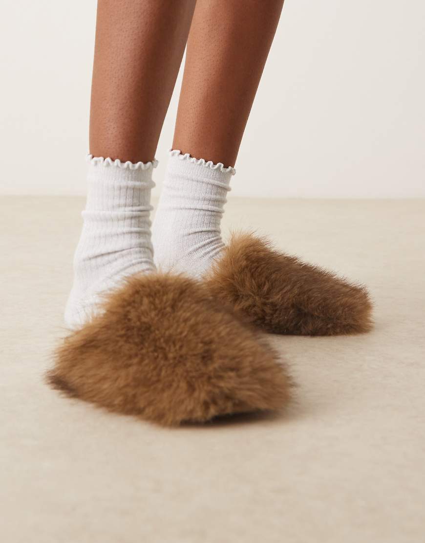 ASOS DESIGN - Mimic - Flache Mules aus Kunstpelz in Hellbraun-Brown von ASOS DESIGN