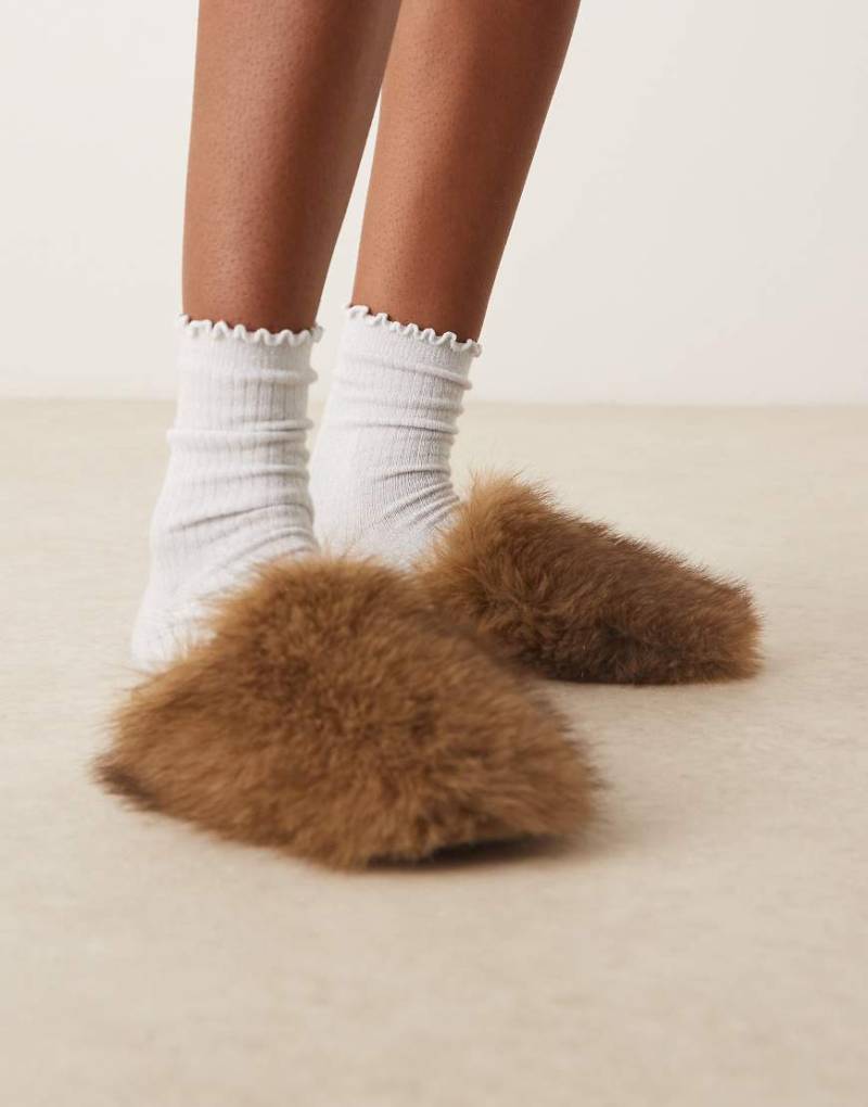 ASOS DESIGN - Mimic - Flache Mules aus Kunstpelz in Hellbraun-Brown von ASOS DESIGN
