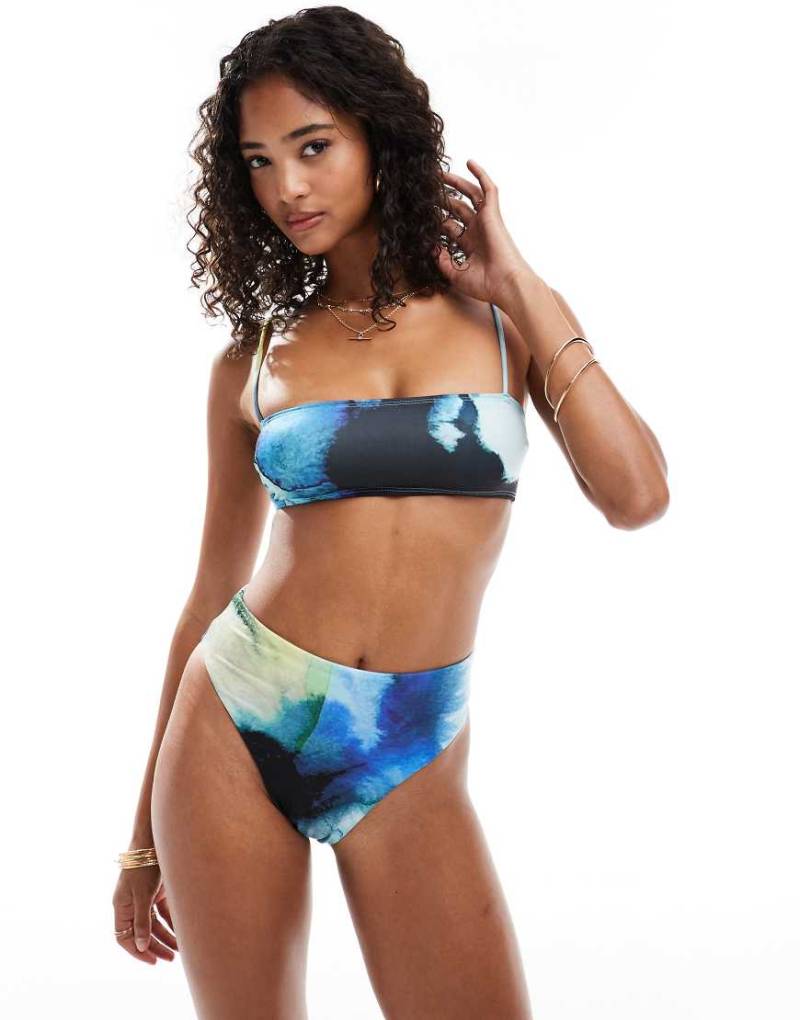 ASOS DESIGN - Mina - Bandeau-Bikinioberteil in mehrfarbigem Ölprint und schmalen Trägern-Bunt von ASOS DESIGN